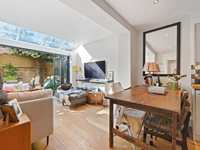 Apartment for rent in Brook Green, Greater London