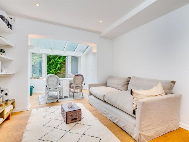 Apartment for rent in Brook Green, Greater London