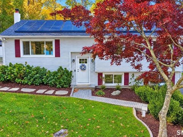 House for sale in Cedarhurst, Newtown