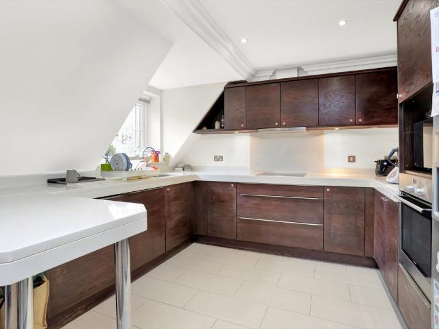 Apartment for rent in Blackhills, Surrey