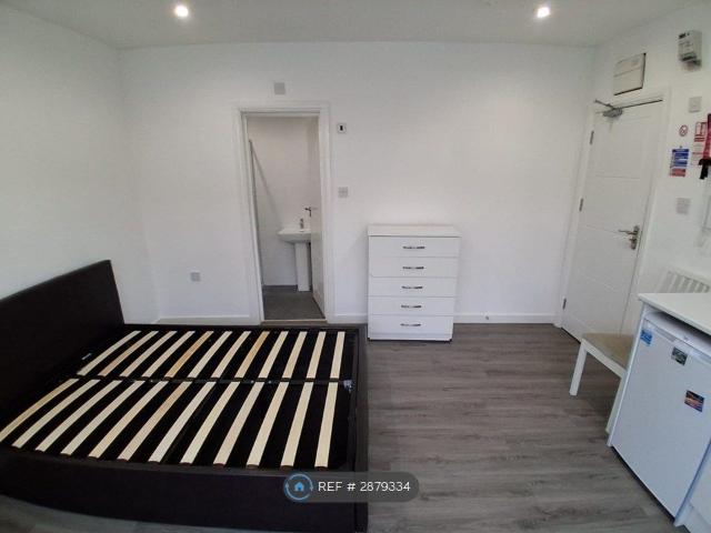 Studio for rent in London Borough of Merton, Mitcham