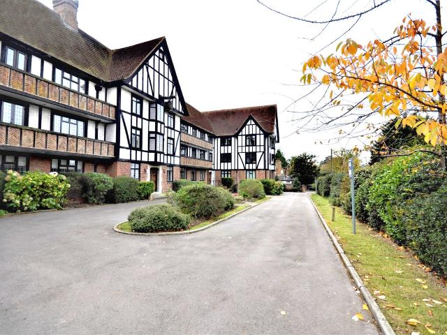 Apartment for rent in Lower Green Esher, Blackhills