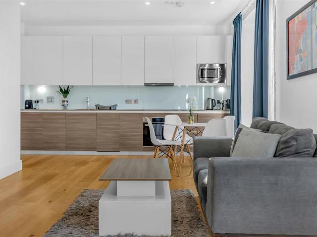 Apartment for rent in Lampton, Greater London