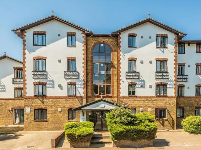Apartment for rent in Lampton, Greater London