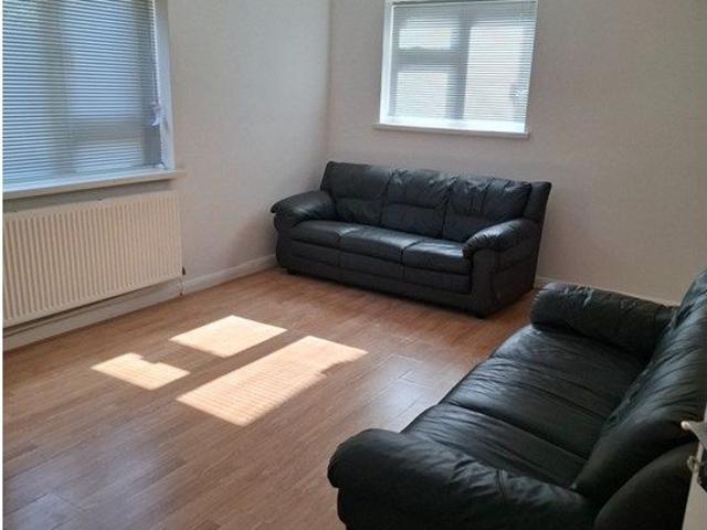 Apartment for rent in Lampton, Greater London
