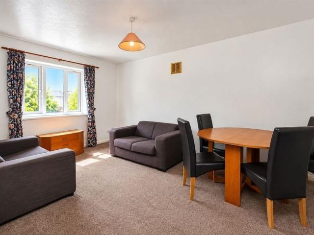 Apartment for rent in Lampton, Greater London