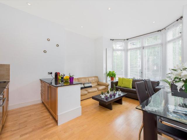 Apartment for rent in Swiss Cottage, Greater London