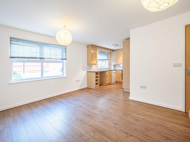 Apartment for rent in Oakleigh Park, Greater London