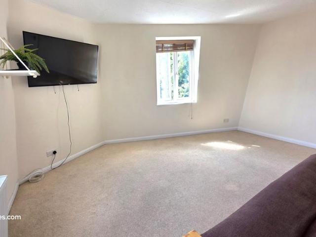 Apartment for rent in Oakleigh Park, Greater London