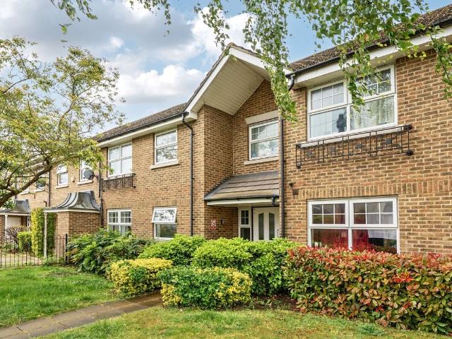Apartment for rent in Oakleigh Park, Greater London