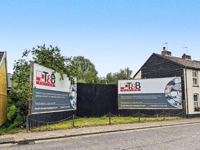 Land for sale in Sudbury, Chelmondiston