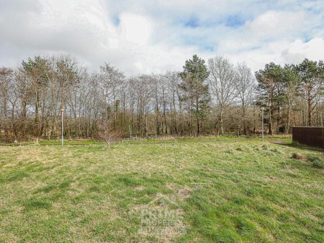 Commercial for sale in Summerston, Scotland