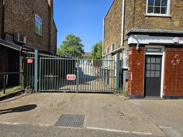 Land for rent in Ponders End, Greater London