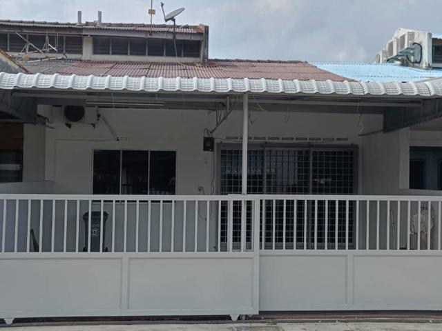 Terraced House for sale in Malaka