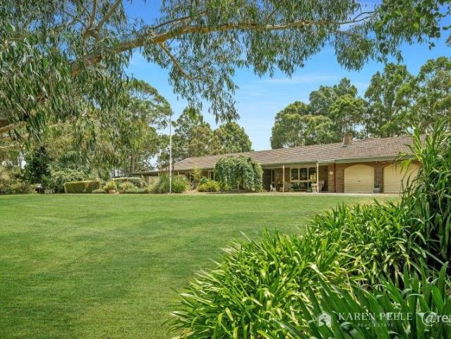 Cottage for sale in Victoria