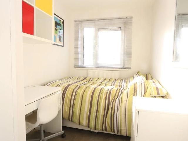 Room for rent in Poplar Grove, Greater London