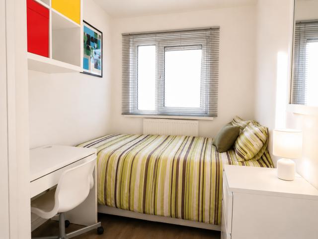Room for rent in Brownfields, Greater London