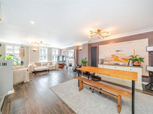 Townhouse for rent in Hampton Wick, Greater London
