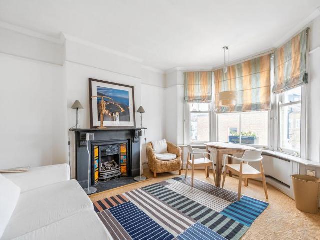 House for rent in Brondesbury, Greater London