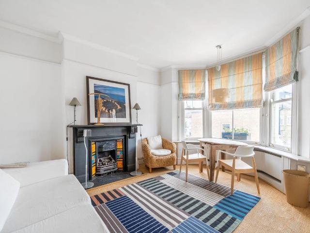 Apartment for rent in Brondesbury, Greater London