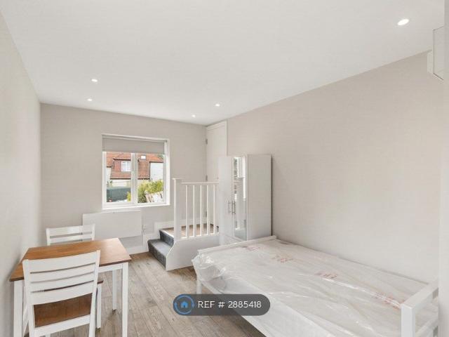 Studio for rent in Bennetts End, Pouchen End