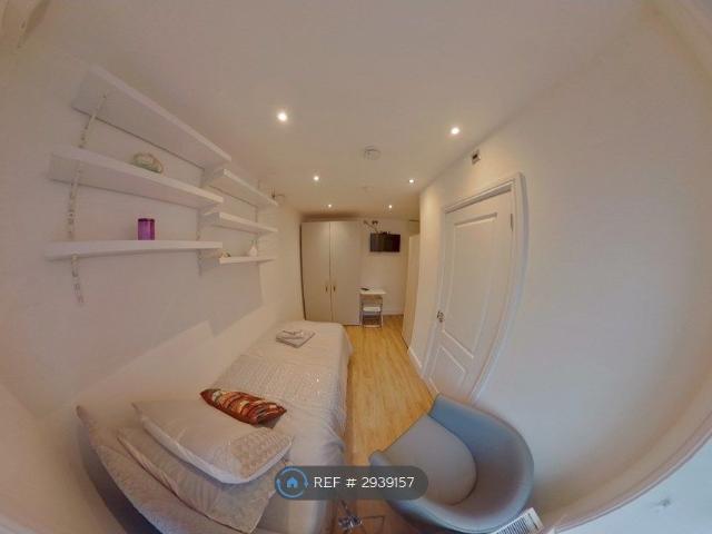 Studio for rent in Roselands, Eastbourne