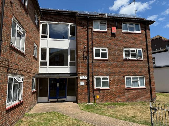 Apartment for rent in Roselands, Eastbourne