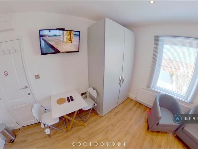 Apartment for rent in Roselands, Eastbourne