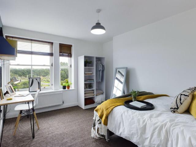 House for rent in Calderstones