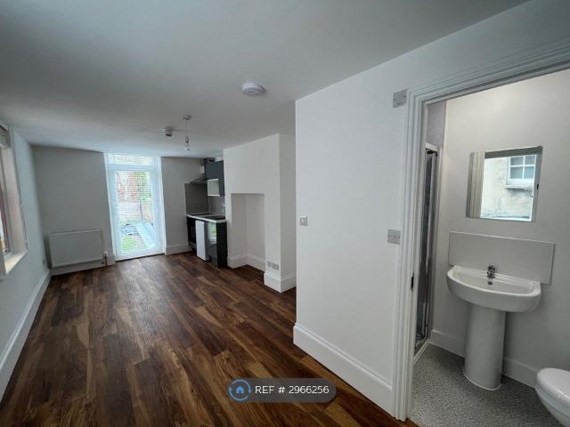 Studio for rent in Brunswick