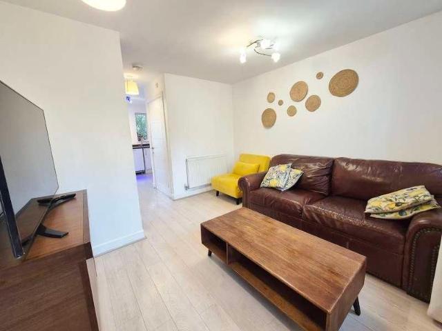 Townhouse for rent in Aylestone Park, Leicester