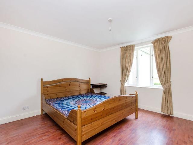 Apartment for rent in London Borough of Merton, Raynes Park