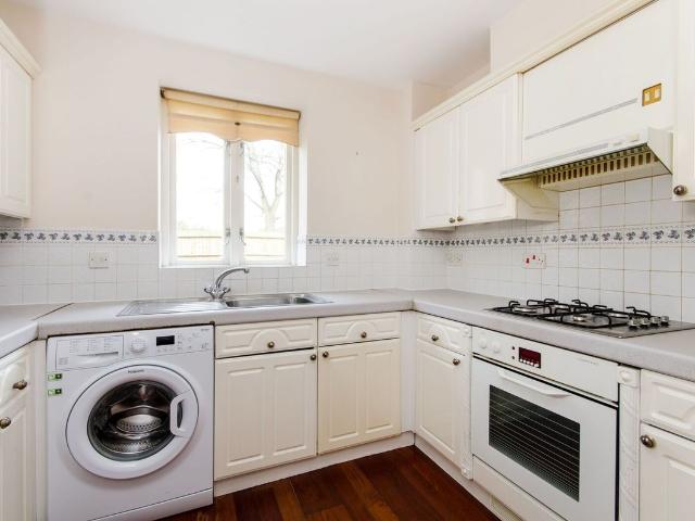 Apartment for rent in London Borough of Merton, Raynes Park