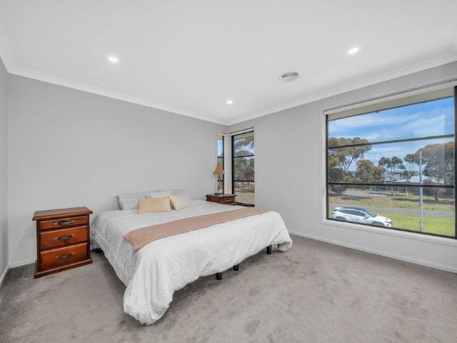 Room for rent in Lara, Victoria