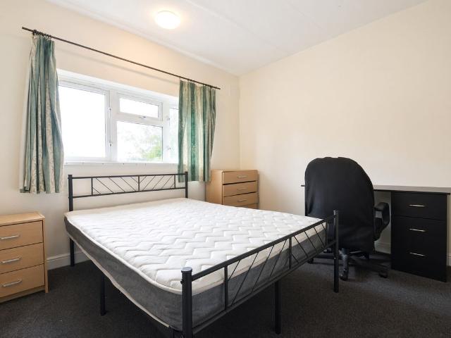 Room for rent in Englefield Green, Runnymede