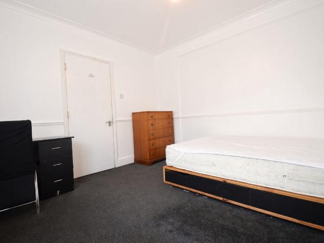 Room for rent in Englefield Green, Runnymede