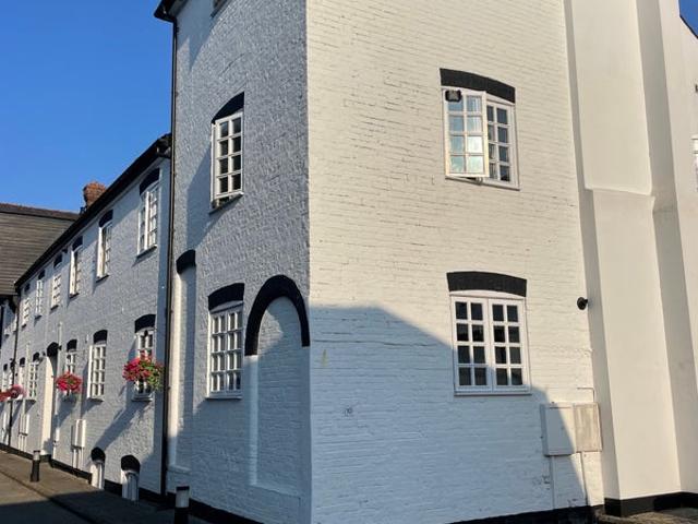 Apartment for rent in Perryfields, West Sussex