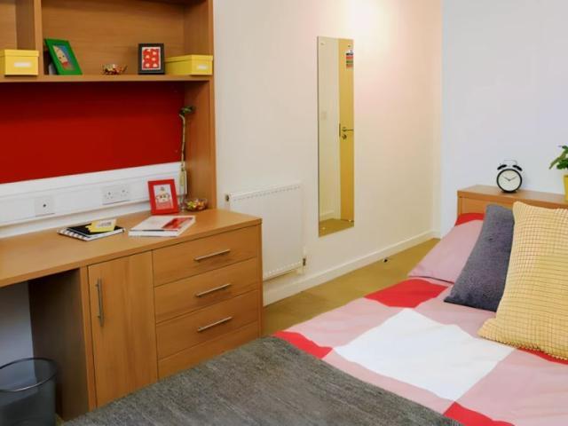 Room for rent in Chinatown, Calderstones