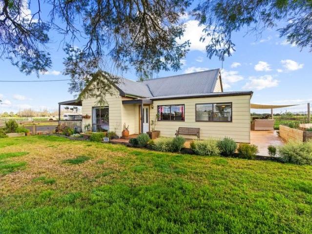 Cottage for sale in Newry, Victoria