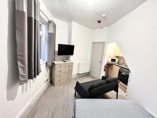 Studio for rent in Page Hall, South Yorkshire