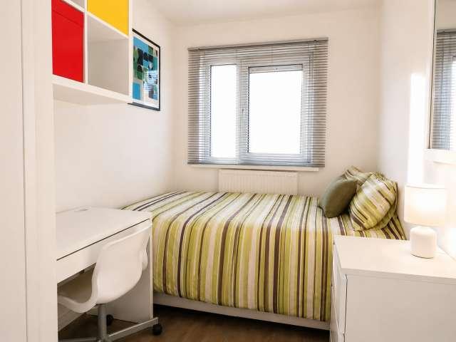 Room for rent in Brownfields, Greater London