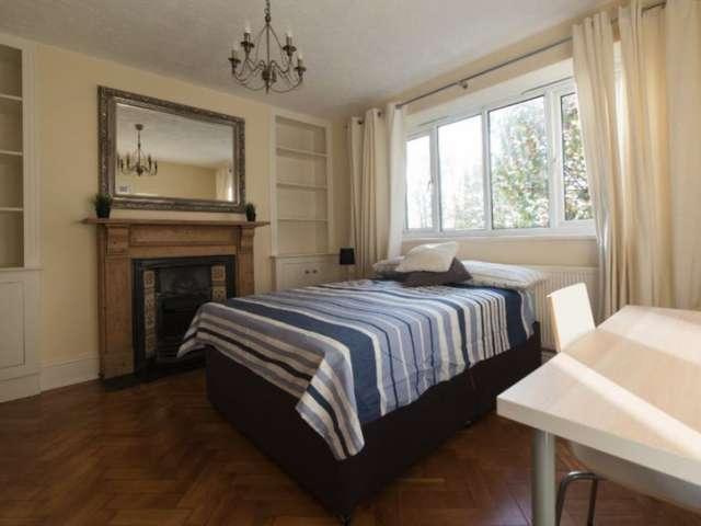 Room for rent in Henry Prince Estate, Greater London