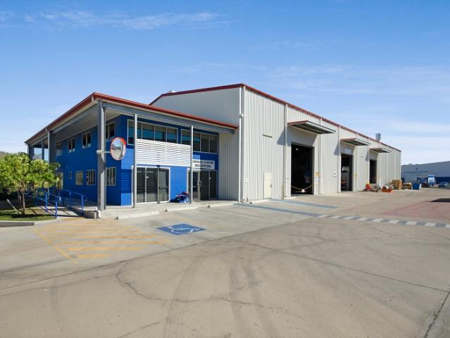 Warehouse for rent in Mount Louisa, Queensland