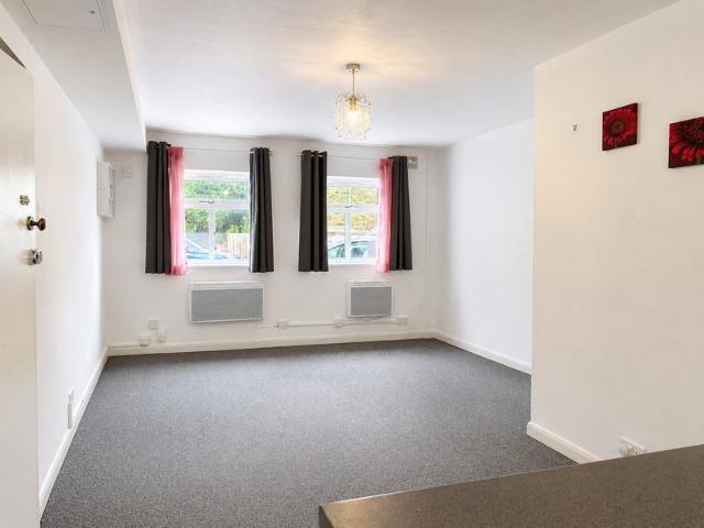 Studio for rent in Yiewsley, Greater London