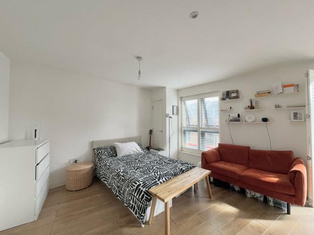 Studio for rent in Summerstown, Greater London