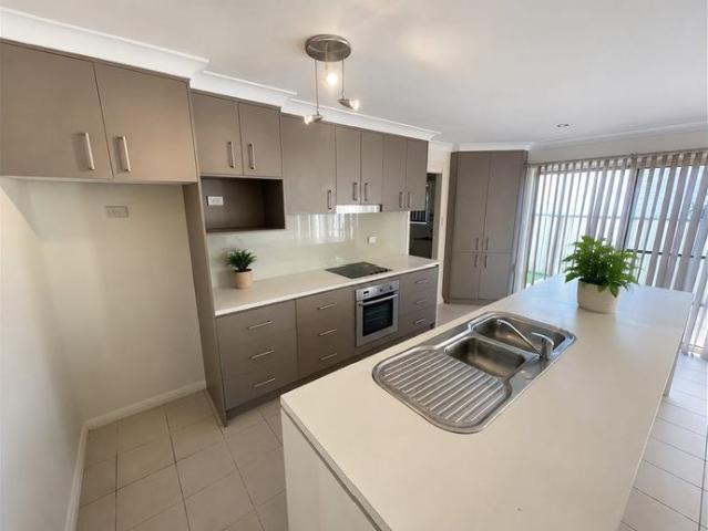 Townhouse for rent in Wollongong West, New South Wales