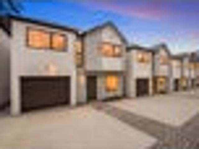 Townhouse for sale in Henderson-Massey, Rapanui