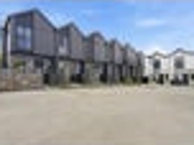 Townhouse for sale in Point England, Oroua County
