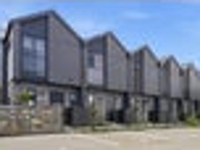 Townhouse for sale in Point England, Oroua County