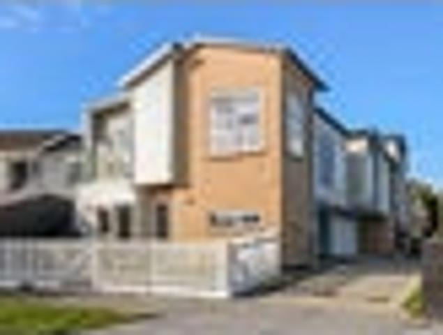Townhouse for sale in Saint Johns, Ōrākei